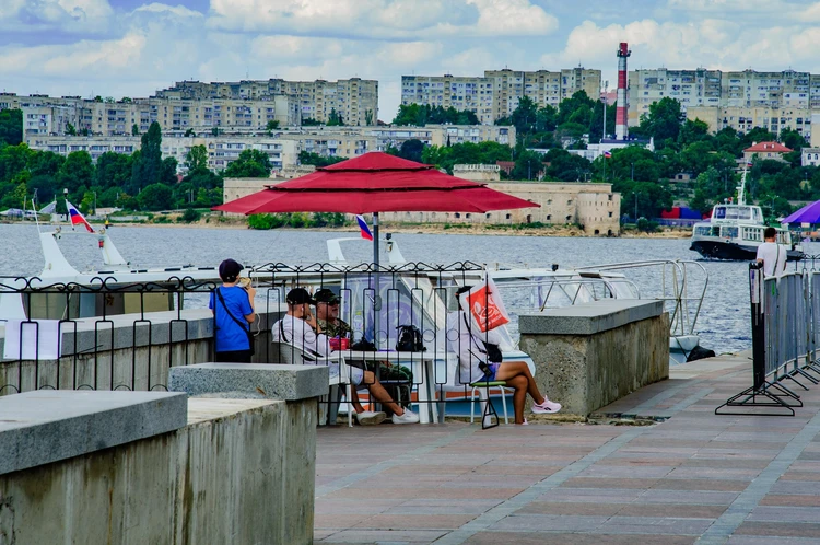 Людей на улицах почти нет: что происходит в Севастополе в разгар сезона-2024