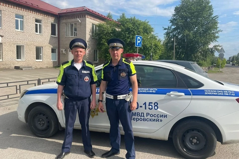 Из Серова беременную женщину вывез один экипаж и передал коллегам. Фото: ГИБДД по Свердловской области