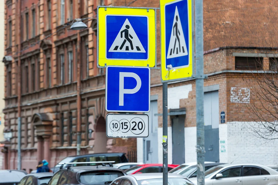 Из-за прошедшего шторма в Петербурге предложили изменить требования к закреплению дорожных знаков.