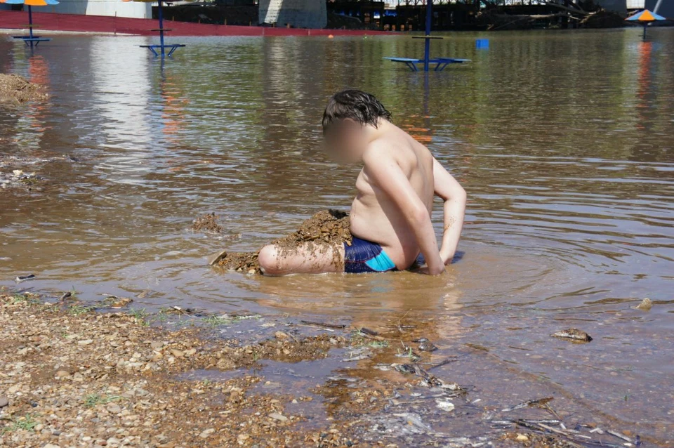 Ребёнок был в воде один, когда его подхватило течение.