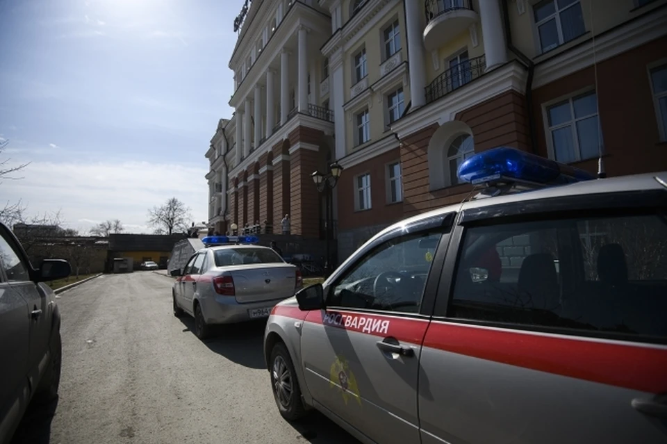 Вооруженные автоматами люди в военной форме попытались разогнать хулиганов.