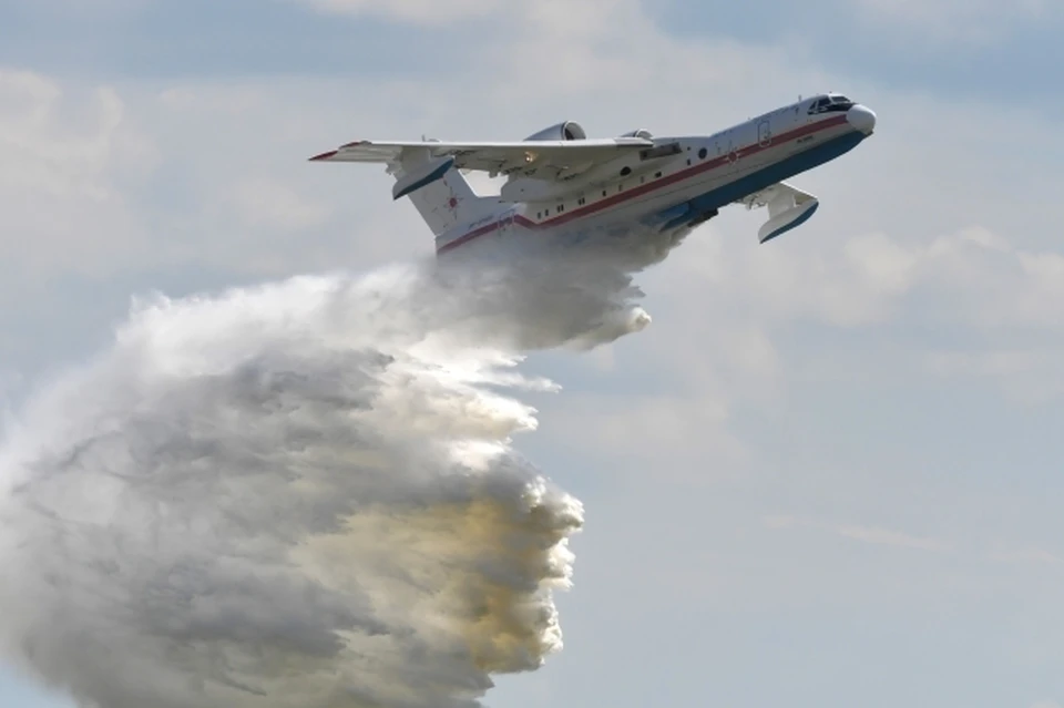 Самолет-амфибия Бе-200 тушит лесные пожары в Олемкинском районе