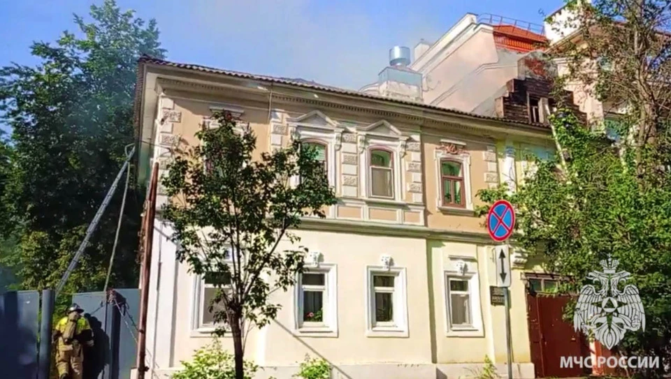 Крыша многоквартирного дома загорелась в центре Нижнего Новгорода