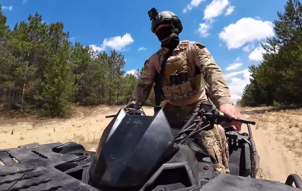 Десантники оседлали квадроциклы:Военнослужащие ВДВ используют мототранспорт для подвоза продуктов и боеприпасов