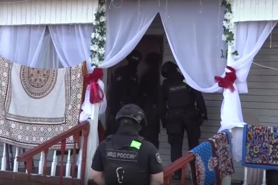 Полицейские попали на свадьбу во время рейда по местам проживания кочевого народа. Фото: ГУ МВД России по Петербургу и Ленобласти