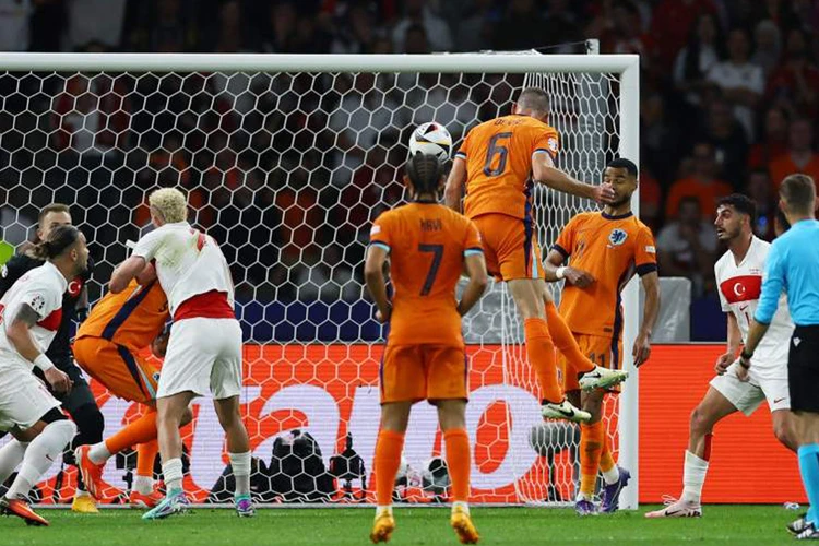 Больше часа мучений, голландский камбэчище и первый полуфинал за 20 лет. Что случилось в матче 1/4 финала Евро Нидерланды – Турция