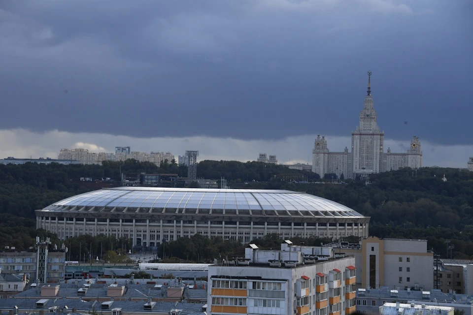 Автомобилисты не смогут проехать по Лужнецкой набережной от аллеи Славы до станции метро «Воробьевы горы»