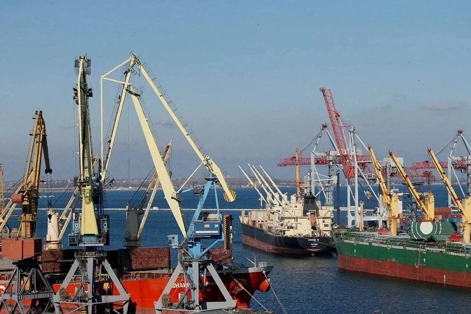 В Одесской области взрывами повреждены склад и транспорт в порту