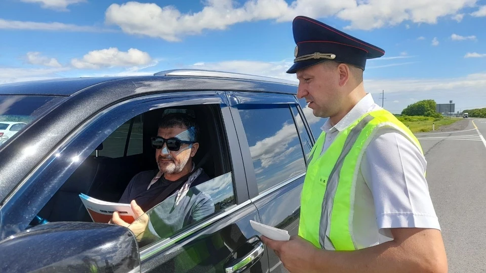 Сотрудники Госавтоинспекции на федеральных и региональных автодорогах проводят с водителями разъяснительную работу