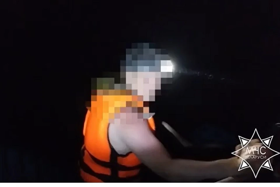 Белорус в спасательном жилете поплыл догонять надувную лодку, его искали с МЧС. Фото: стоп-кадр | видео МЧС.