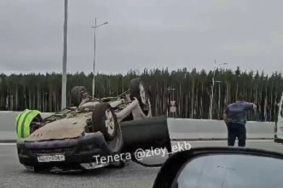 От удара машину опрокинуло. Фото: скриншот видео