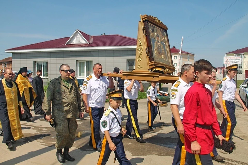 В колонне шагали и стар, и млад