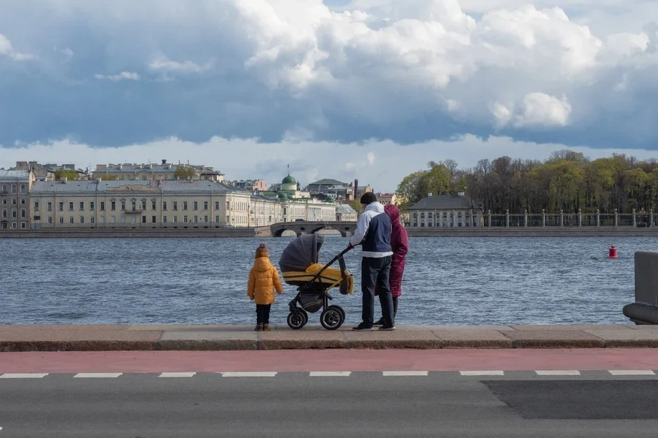 В Петербурге семьям, взявшим ребенка под опеку, могут начать выдавать региональный маткапитал.