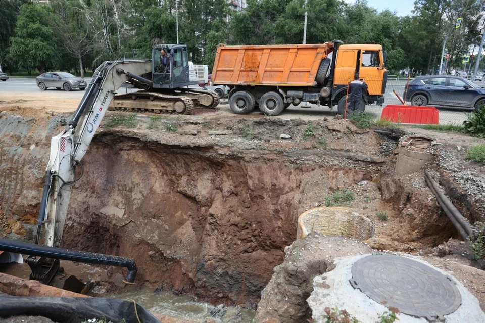 После провала коммунальщикам пришлось вскрыть дорогу.