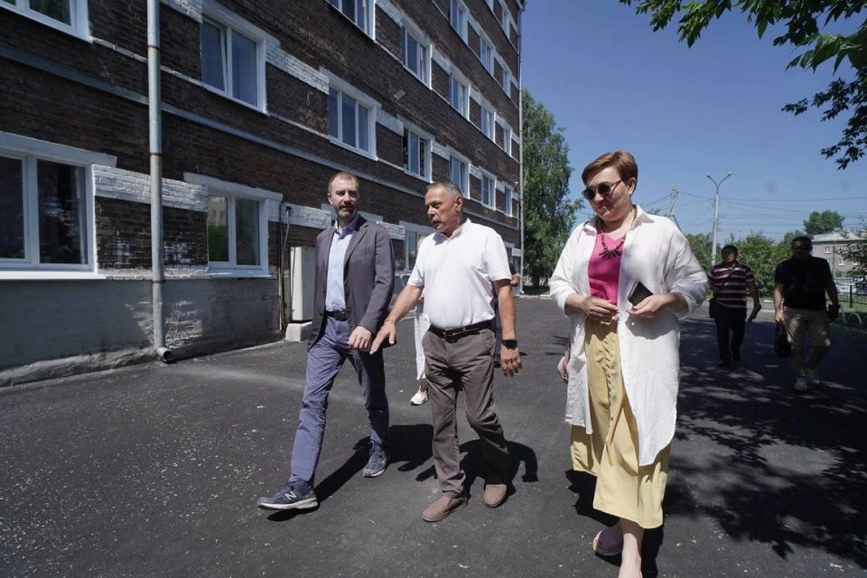 В Иркутске депутаты осмотрели общежитие Иркутского колледжа архитектуры и строительства.