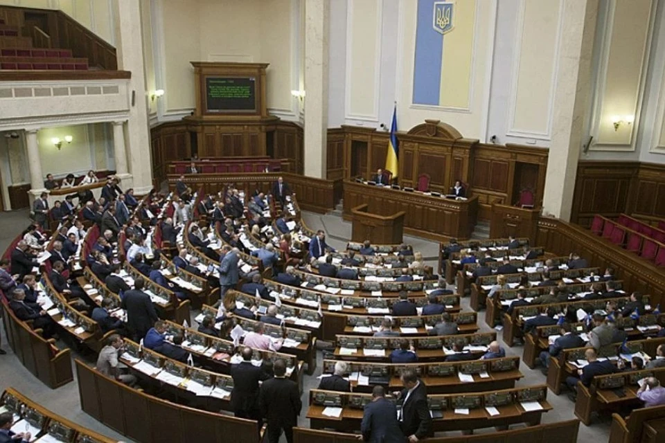 Депутаты украинской Рады подняли себе зарплаты в полтора раза