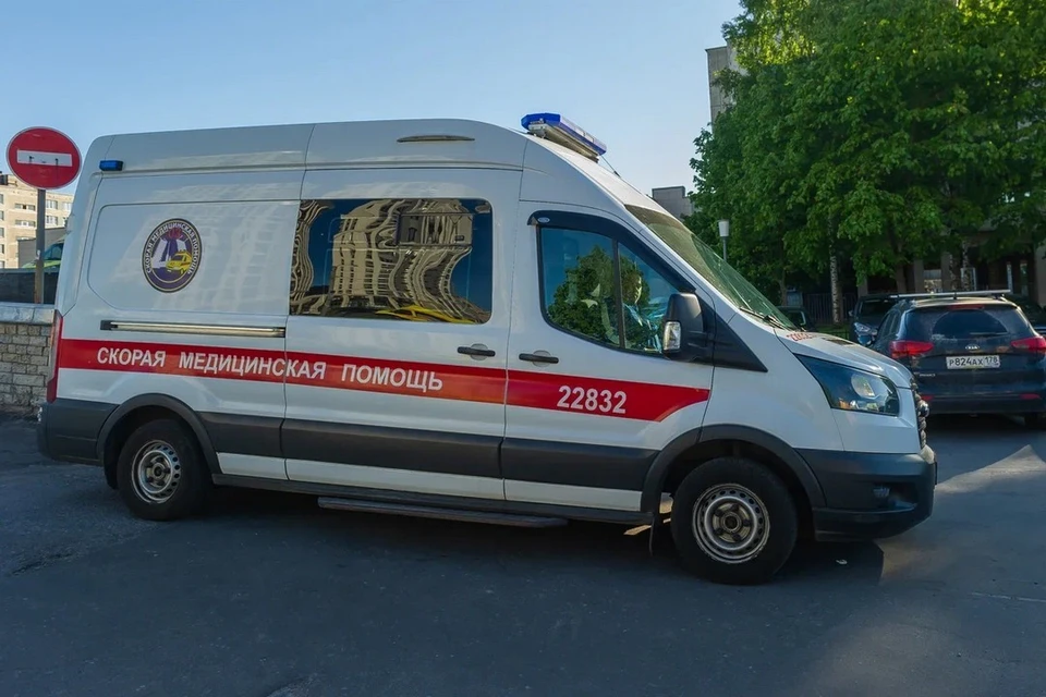 Мужчина случайно прострелил себе живот и попал в больницу в Петербурге.