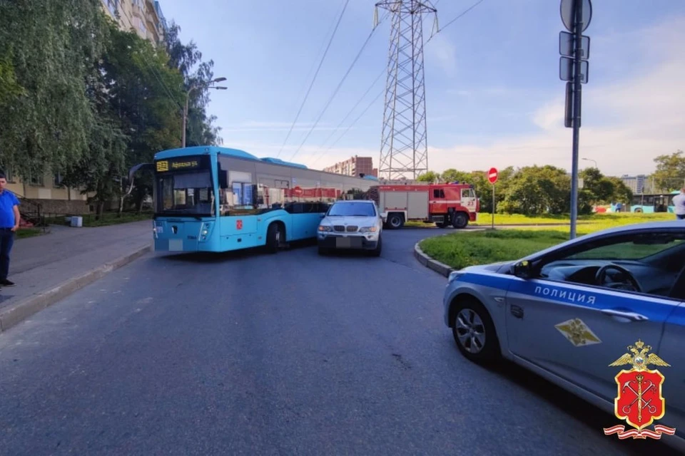 Трехлетний ребенок упал в салоне автобуса из-за ДТП. Фото: ГУ МВД России по Петербургу и Ленобласти