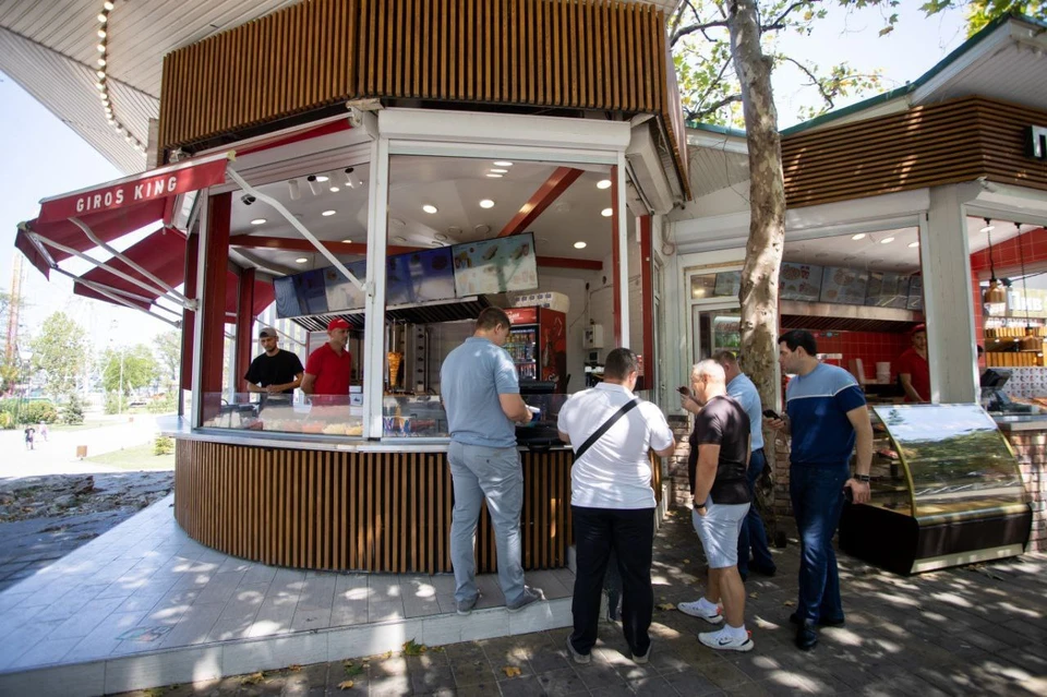 В объекте общепита продавали пивную продукцию без документов. Фото: t.me/OMVD_Anapa_news