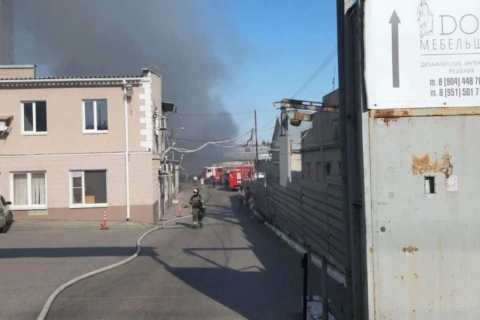 При пожаре в мебельном цеху в Ростове-на-Дону погиб человек, трое пострадали