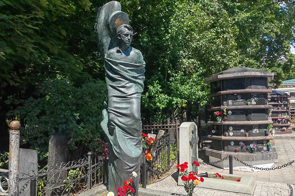 Могила Высоцкого - видная, не заметить ее нельзя, она буквально у входа. Стоит он спеленатый камнем и сделать ничего не может.