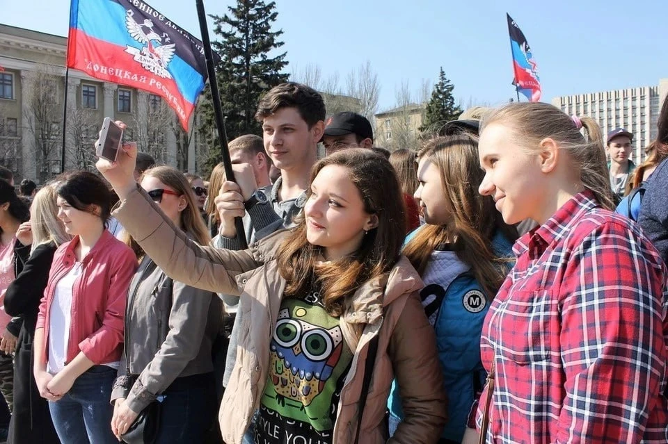 Молодые люди молниеносно реагируют на вызовы современности и всегда находятся в самой гуще событий. Фото (архив): ТГ/Толстыкина