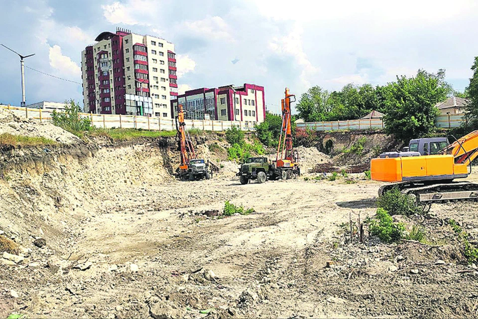 Скоро на этой площадке в Луганске появится многоквартирный дом.