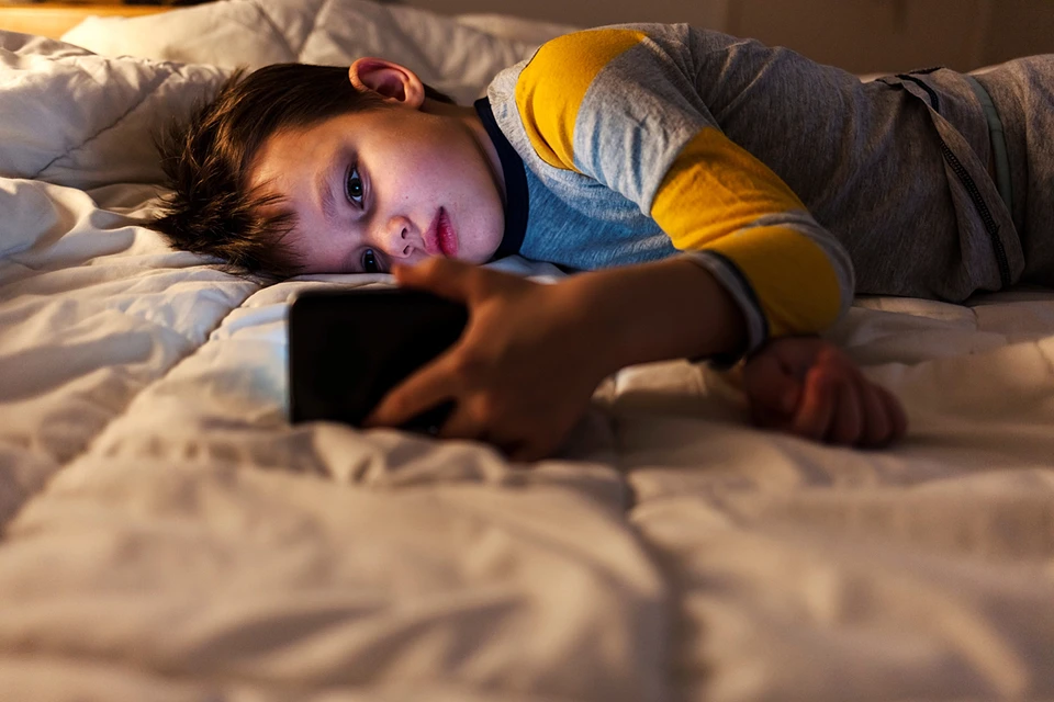 Оказывается, дети проводят в среднем 7-8 часов, используя свои персональные электронные устройства каждый день