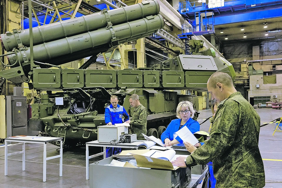 Предприятия концерна воздушно-космической обороны «Алмаз-Антей» значительно нарастили выпуск самых современных систем ПВО.