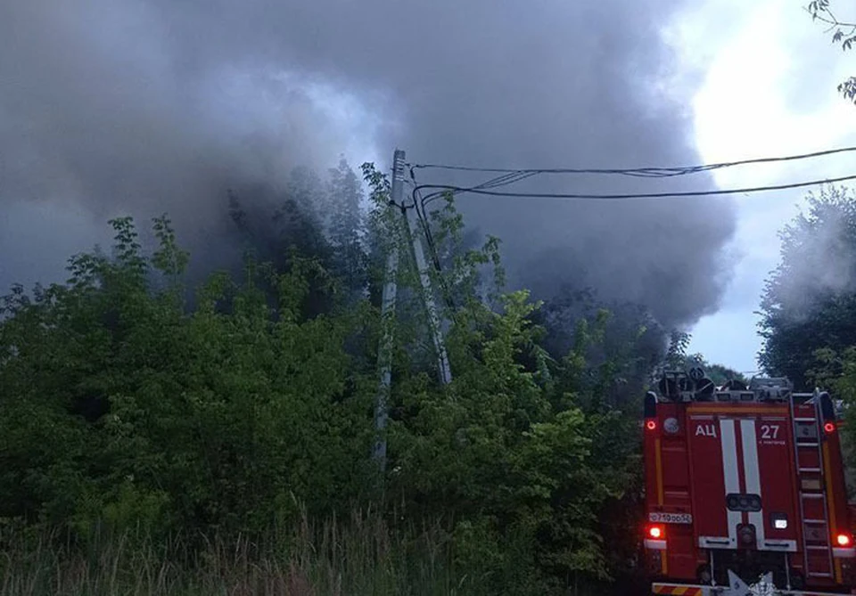 Мебельная фабрика загорелась на улице Нахимова в Нижнем Новгороде.