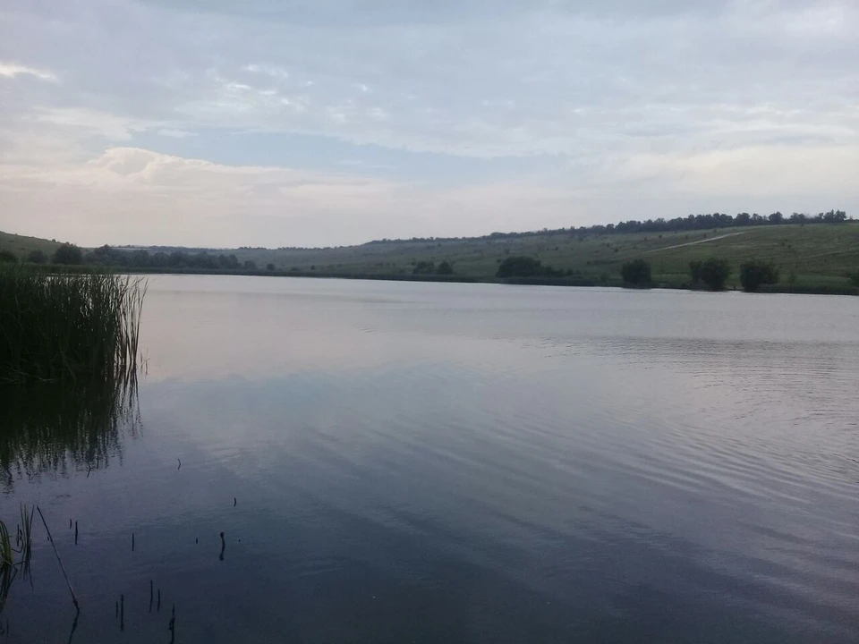 Прибывшие на место происшествия водолазы поисково-спасательной службы обнаружили тело подростка в водоеме, в месте, необорудованном для купания.