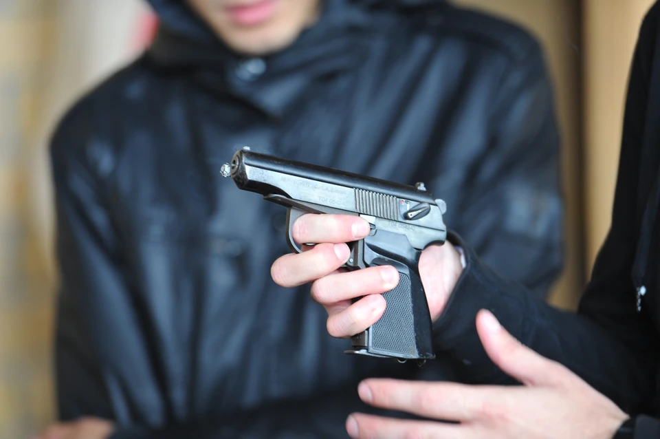 Двое молодых людей стреляли во все стороны во дворе