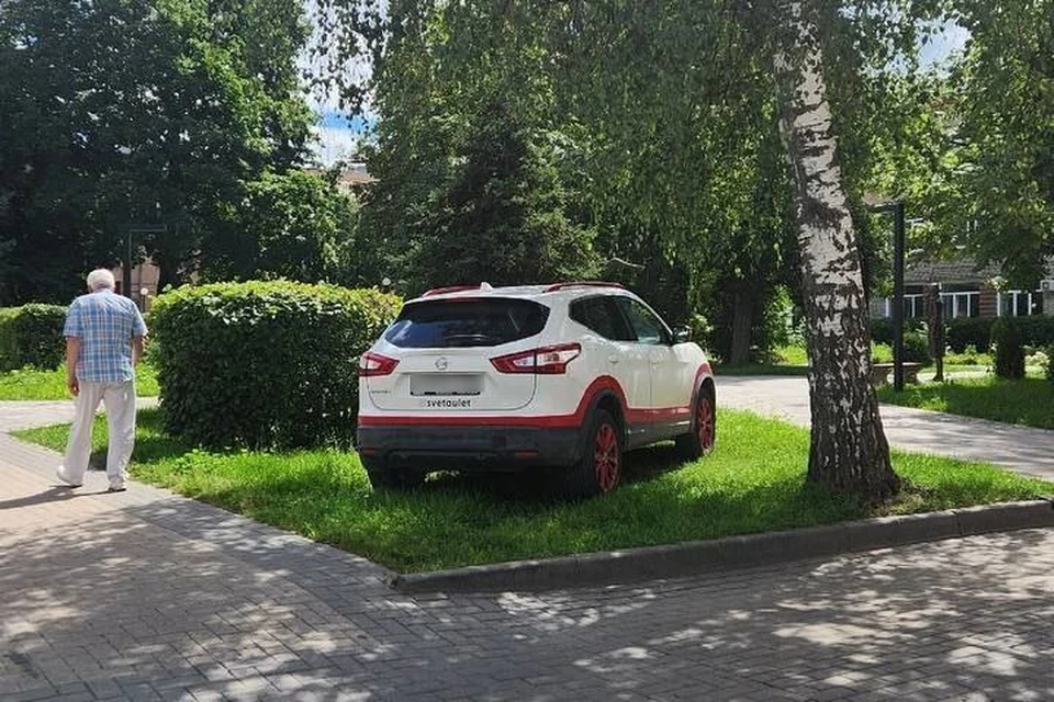 Нагло припаркованный на газоне в центре Рязани Nissan заметили горожане. Фото: vk.com/voditelrzn62
