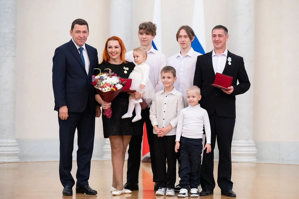 Глава Свердловской области наградил родителей трех многодетных семей. Фото: Департамент информационной политики