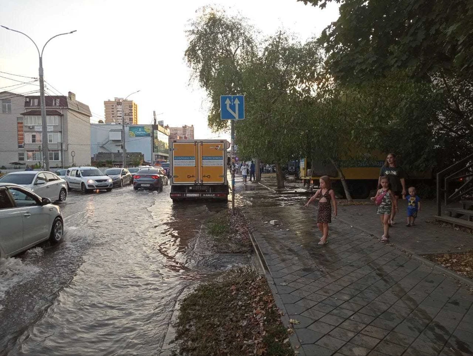 В Прикубанском округе устраняют порыв на сетях водоснабжения. Фото: krd.ru