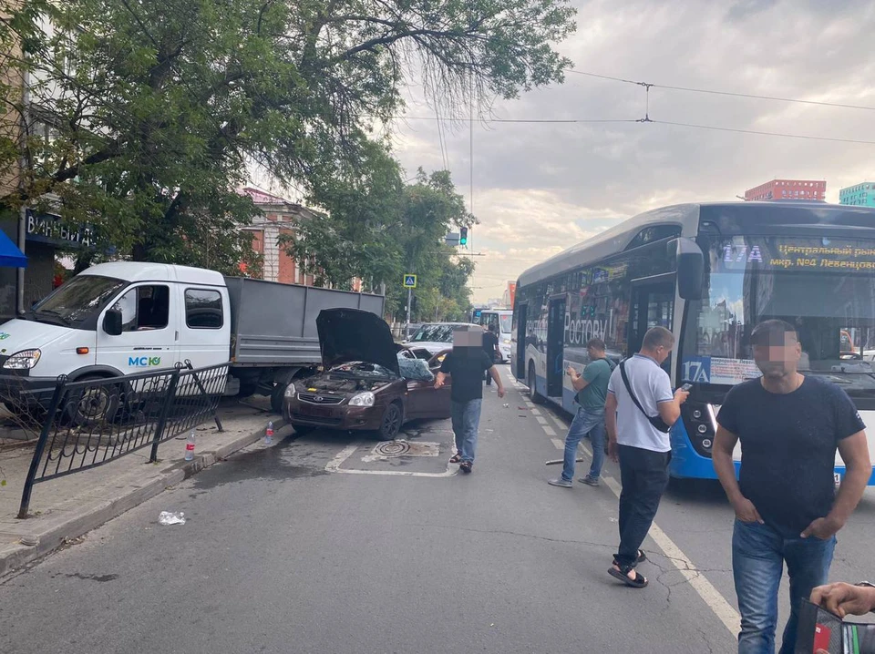 В центре Ростова «Приора» протаранила припаркованную «Газель», два человека пострадали. Фото: УГИБДД по Ростовской области