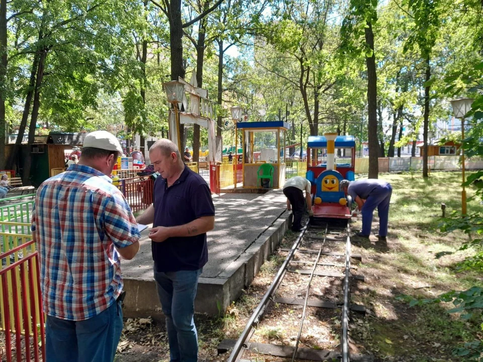 В июле парк посетили специалисты из Нижнего Новгорода и провели осмотр аттракционов. Фото телеграм-канал Юрия Мухина