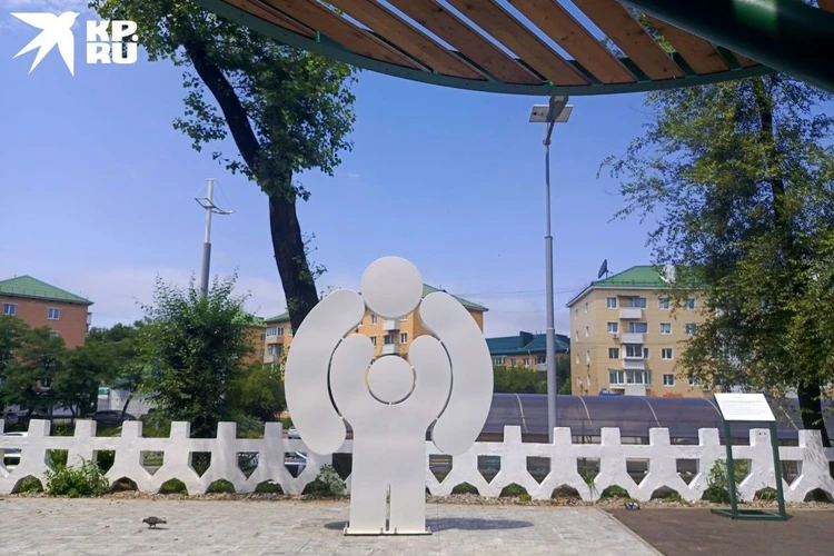 Трогательный арт-объект и нотки современности: сквер во Владивостоке стал местом притяжения молодежи и взрослых