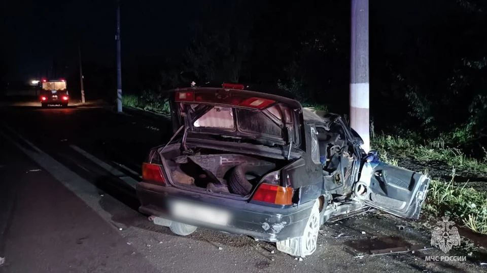 Водитель автомобиля ВАЗ 2115 не справился с управлением и врезался в бетонный столб. ФОТО: МЧС ЛНР