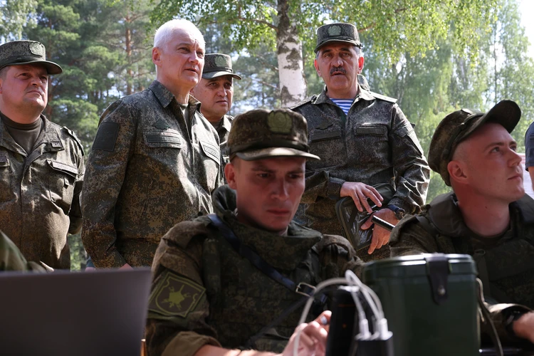 Белоусов проверил, как военнослужащих учат пользоваться индивидуальными системами РЭБ
