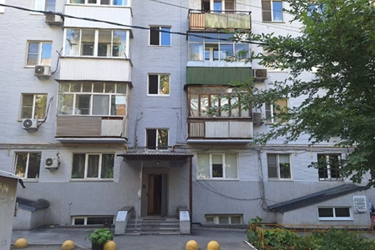 В подъезд — в респираторе: Ростовчане жалуются на запах из квартиры, где несколько дней пролежало тело женщины