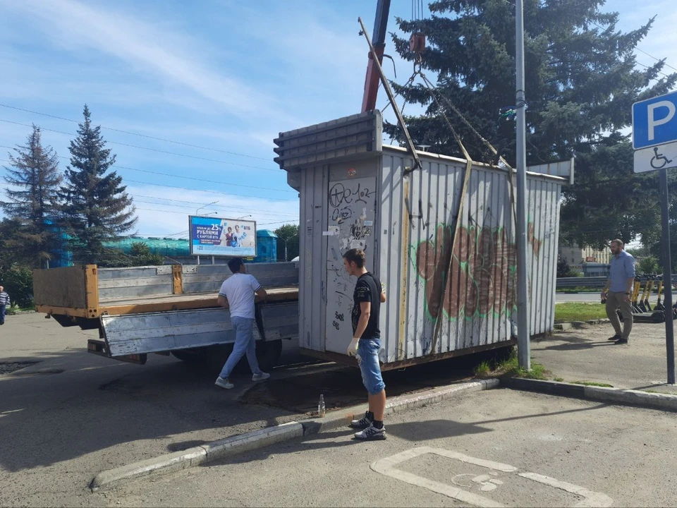 В городе насчитано более тридцати нелегальных конструкций, владельцы которых получили предупреждения. Фото: пресс-служба мэрии Ярославля