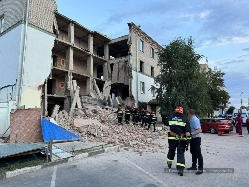 В центре Гомеля неожиданно рухнула часть нежилого четырехэтажного здания. Фото: телеграм-канал «Владимир Привалов. Официально».