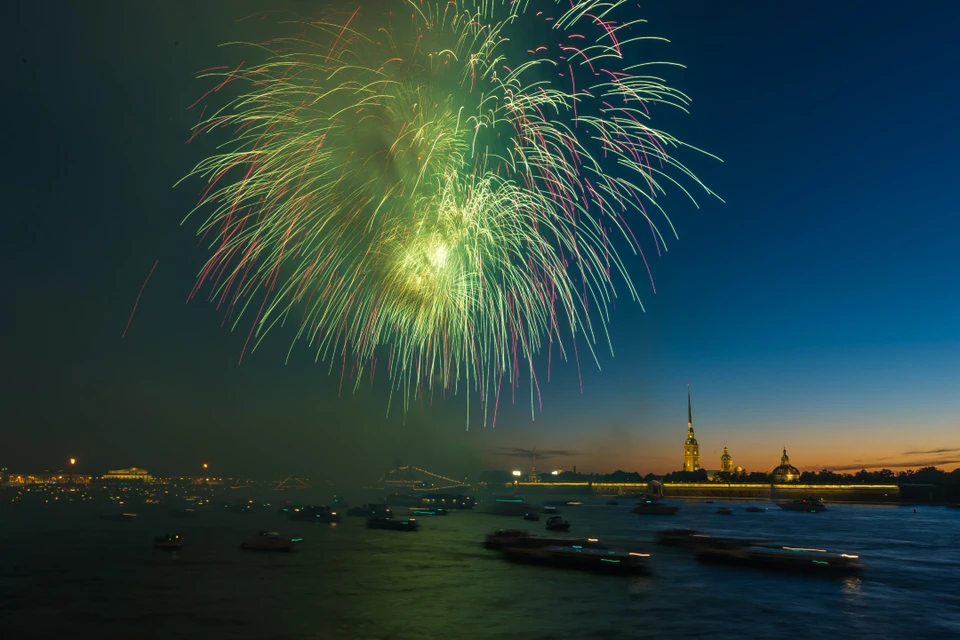 Салют начнется в 22:30.