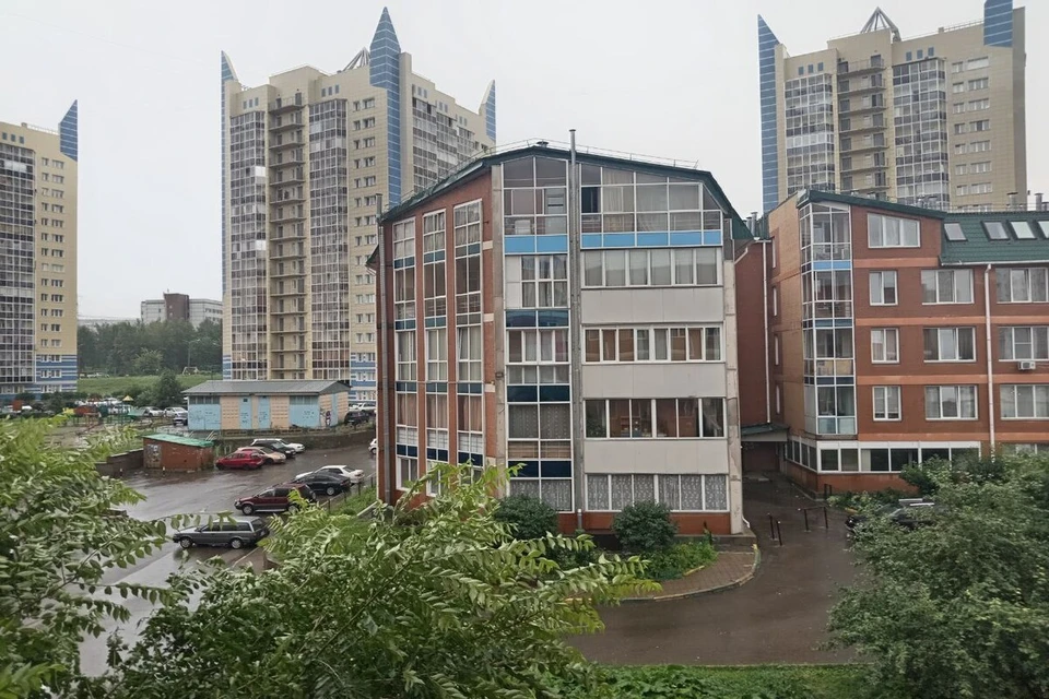 Над одними районами города прокатилась гроза, в других был небольшой дождик.