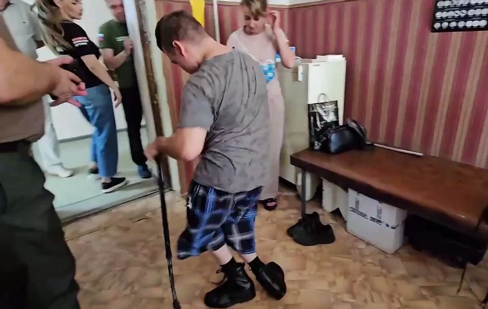 Из-за родовой травмы Даниил с детства передвигается с помощью технических средств реабилитации. ФОТО: народный фронт (скриншот видео)