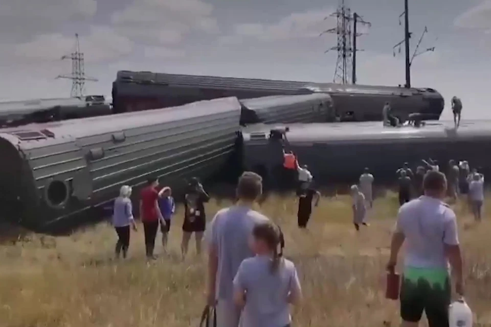 Более 20 человек пострадали при столкновении поезда с «Камазом» под Волгоградом.