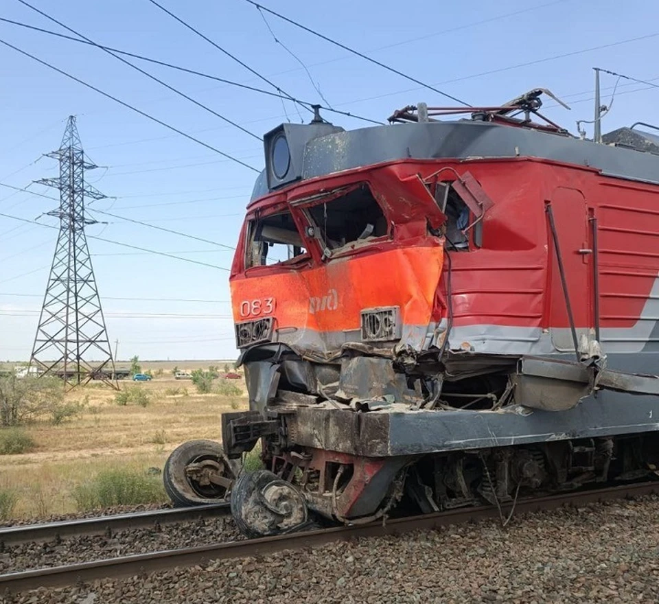 Поезд столкнулся и сошел с рельсов