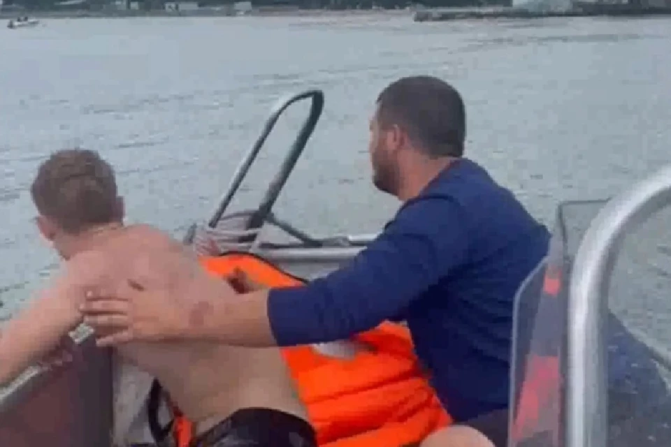 В Новосибирске госпитализировали 21-летнего парня, тонувшего на «Детском» пляже». Фото: спасатели МАСС