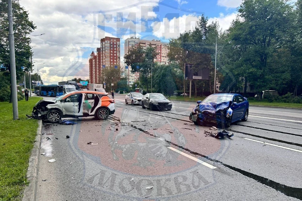 Из-за ДТП перекрыто движение транспорта по 5 полосам Волгоградского проспекта